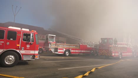 Feuerwehrautos-Geparkt-Durch-Den-Rauch