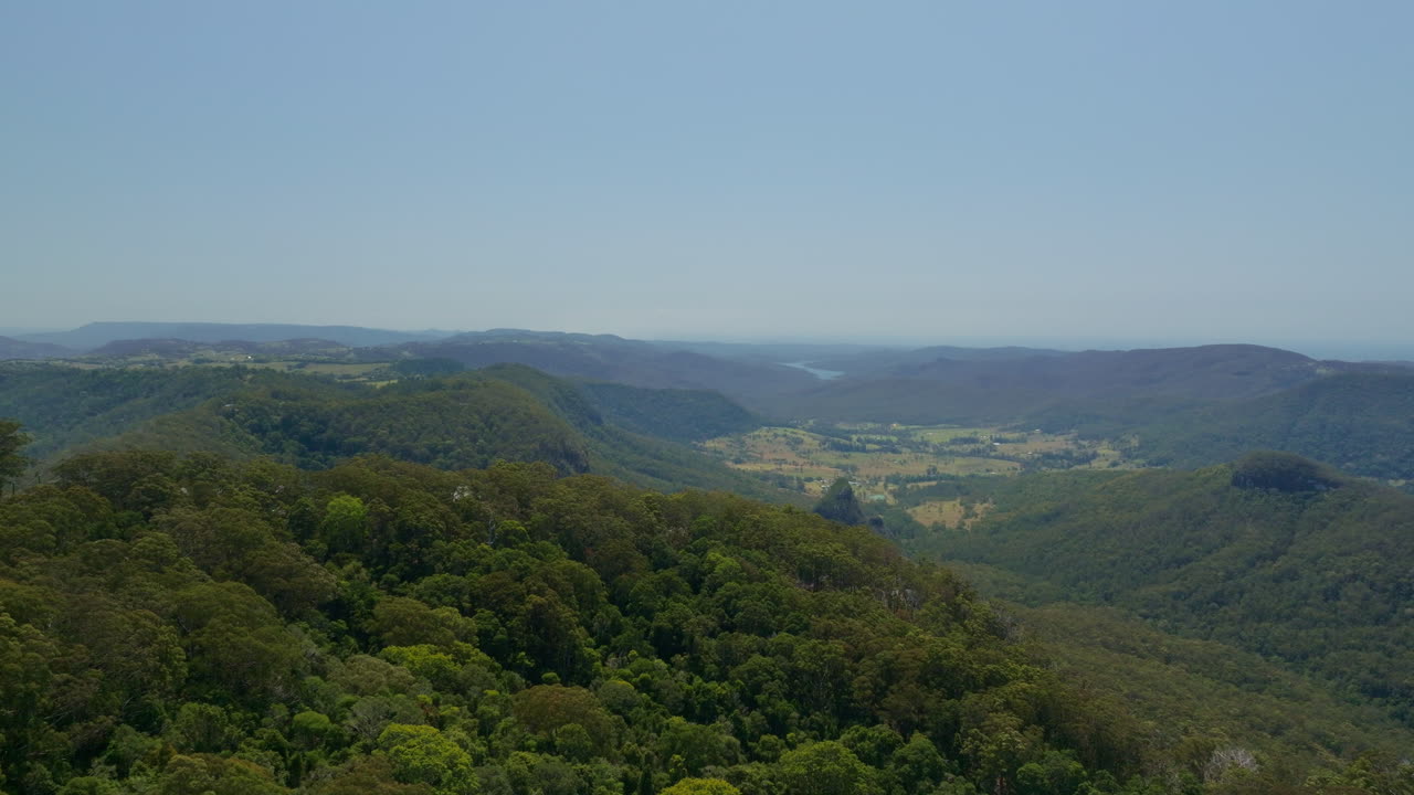 binna burra mountain lodge, queensland, escapada en el interior con vistas a las montañas y la selva tropical, drone de alto nivel en cámara lenta 4k