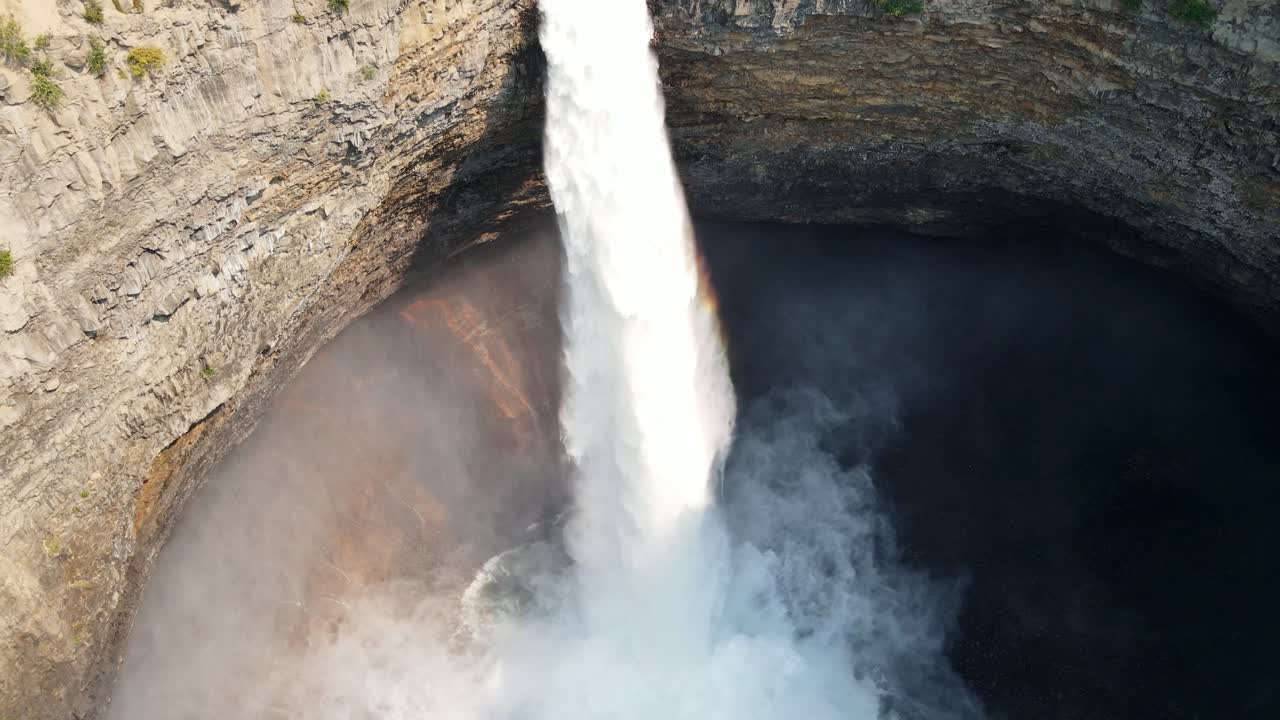 las hermosas cataratas de helmcken en cascada en el río murtle en el parque provincial de wells grey en columbia británica, canadá