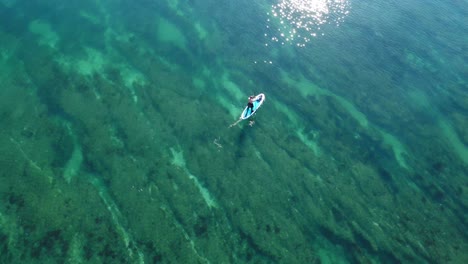 Paddle-Surf-En-Solitario-Frente-A-La-Costa-Sureste-De-Inglaterra