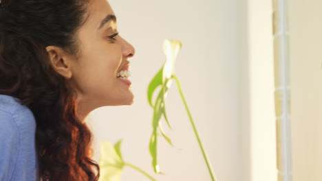 mujer joven lavándose la cara mirándose en el espejo del baño 4k 4k