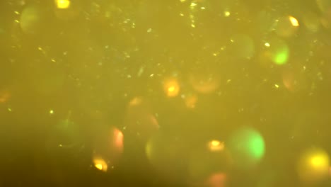 fondo amarillo festivo con pañuelos y guiones