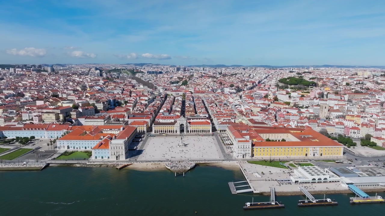Area metropolitana di Lisbona, Piazza del Commercio e Arco di Rua Augusta sul fiume Tago, geografia di Lisbona, ripresa aerea in discesa.