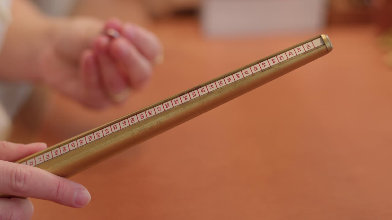 다이아몬드 가 달린 결혼 반지 를 측정 하고 있다