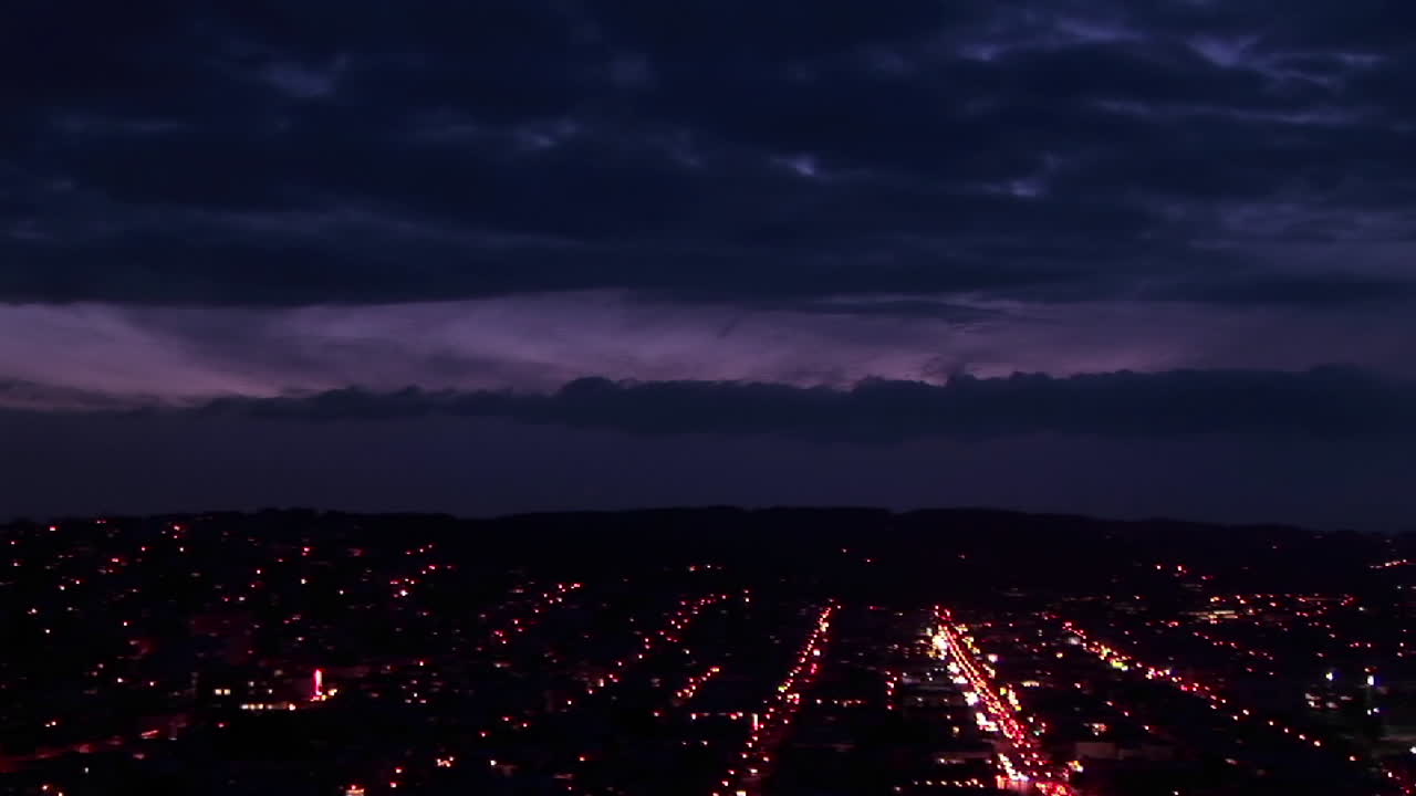 밤에 샌프란시스코 지역을 패닝 샷