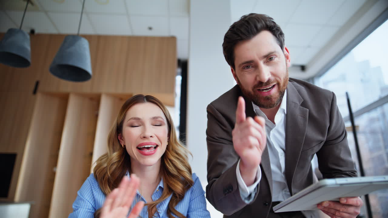 Usmívající se kolegové hovoří na online konferenci, detailní video záběr. Dva manažeři.