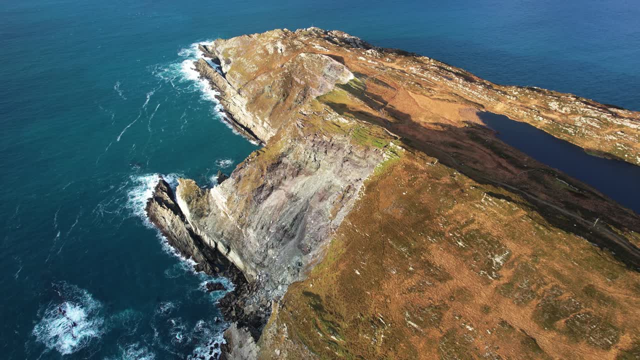 dramático paisaje costero irlandés sin avión sol de invierno en la cabeza de las ovejas en el oeste de cork irlanda donde la tierra y el océano atlántico se encuentran