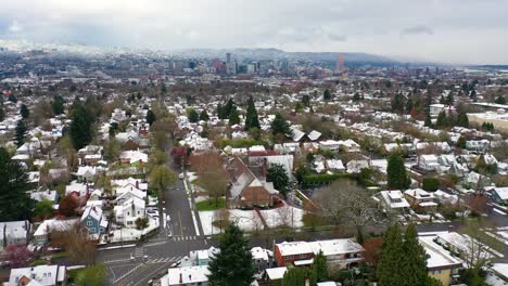 Antena-Sobre-Invierno-Cubierto-De-Nieve-Casas-De-Vecindario-Suburbios-En-La-Nieve-En-Portland,-Oregón-2