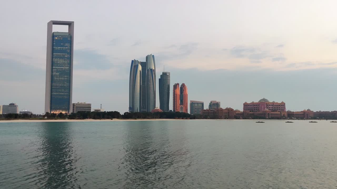 abu dhabi city corniche beach - torres etihad - torres de la nación - palacio de los emiratos | puntos de referencia y atracciones turísticas - viajes a oriente medio