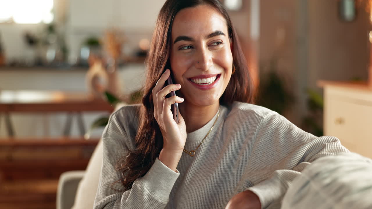 mujer hablando por teléfono en casa