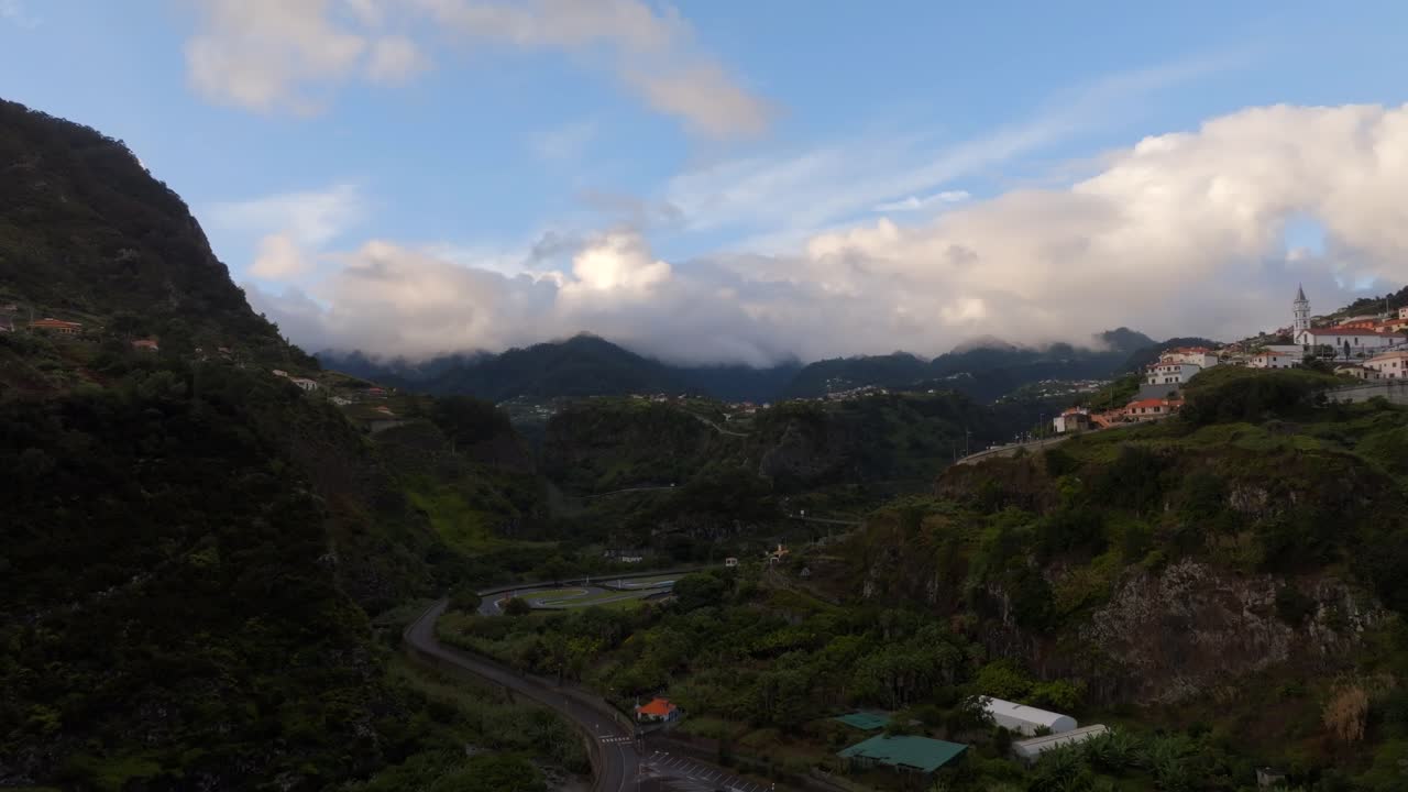 imágenes de drones de increíbles montañas y paisajes en madeira, portugal filmadas al amanecer