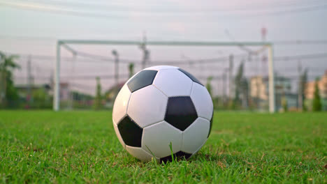 balón de fútbol en el fondo del campo de fútbol