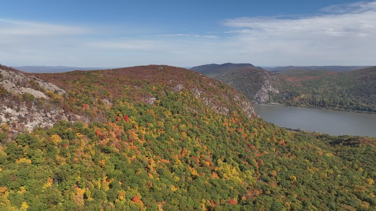 una vista aérea sobre las montañas en el norte del estado de nueva york durante la temporada de otoño