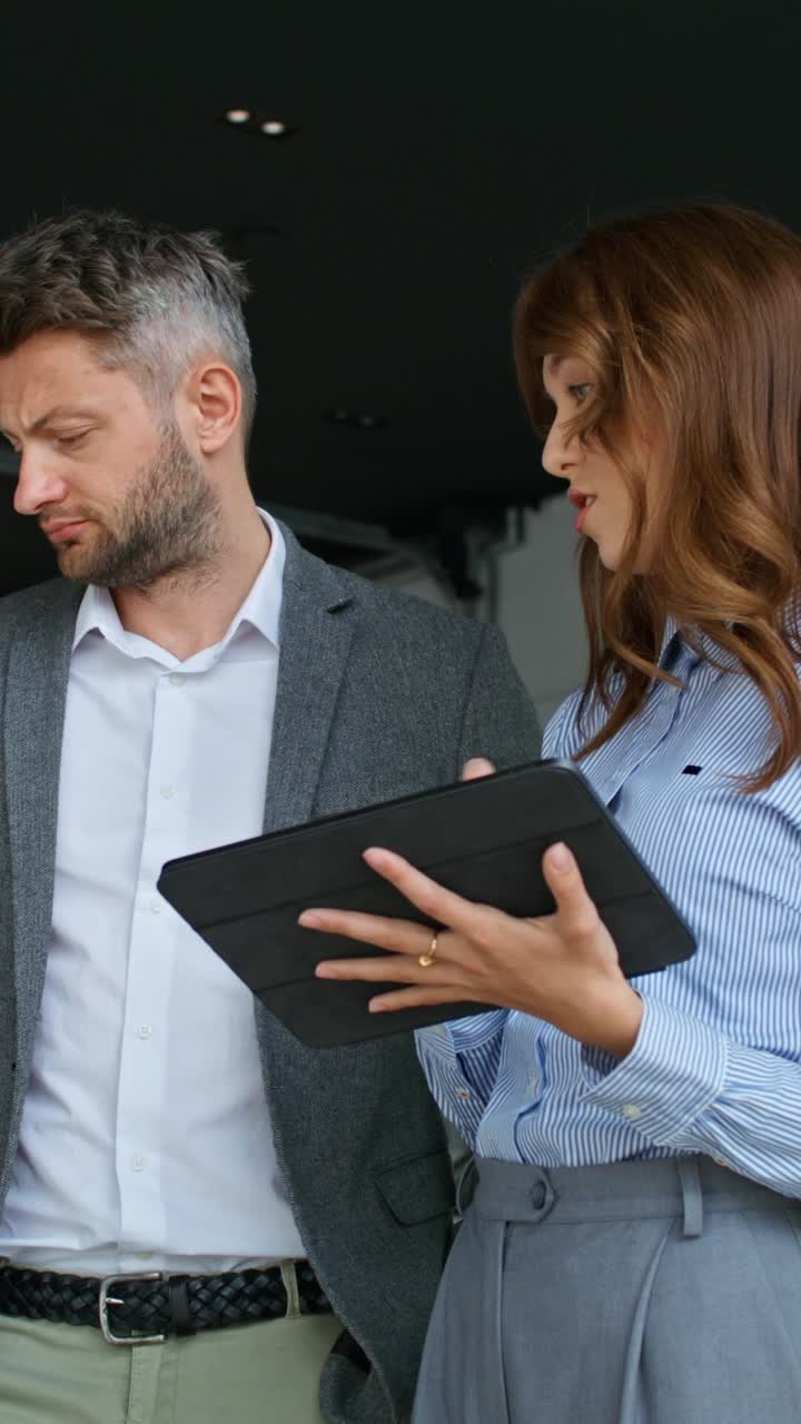 discusión de negocios en la sala de exposiciones