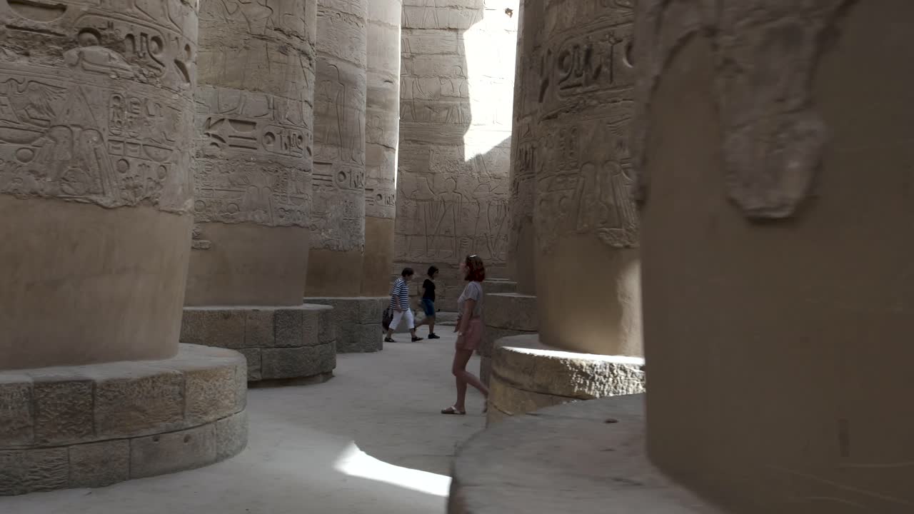dama explorando el templo de karnak en luxor