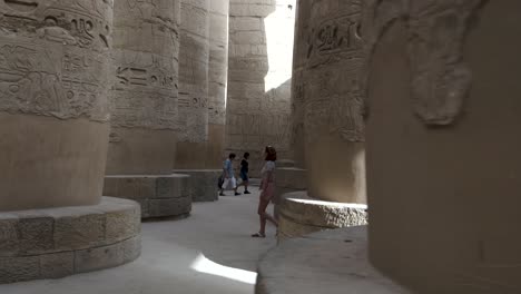 Dama-Explorando-El-Templo-De-Karnak-En-Luxor
