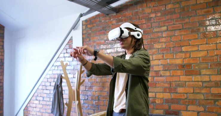 Attivazione del visore, uomo con visore VR bianco che alza le mani, pizzica e naviga nell'interfaccia in un loft.