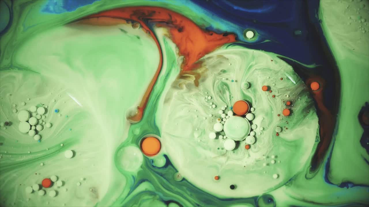 Tinta abstracta vibrante mezclándose y remolineando con burbujas