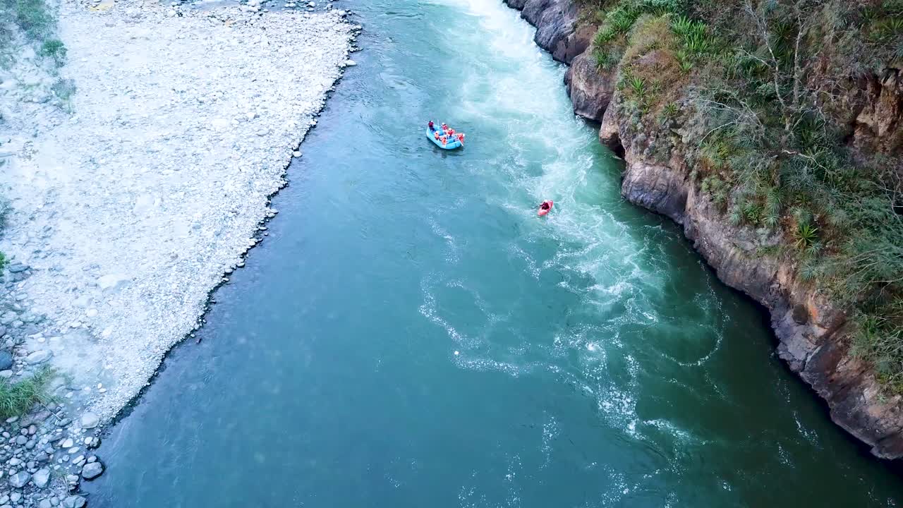 Veduta aerea con drone di rafting.mp4