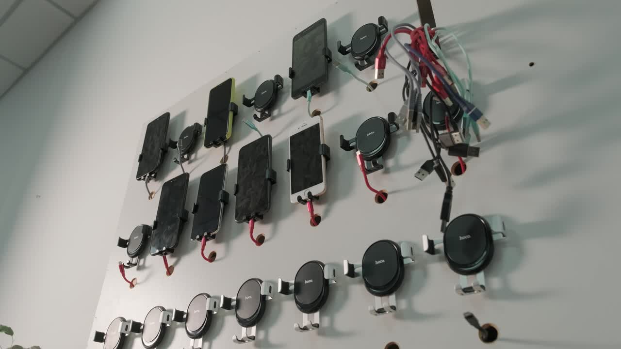 panel con teléfonos móviles para pruebas de aplicaciones