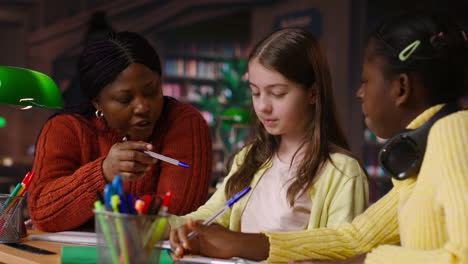 estudiantes en una biblioteca