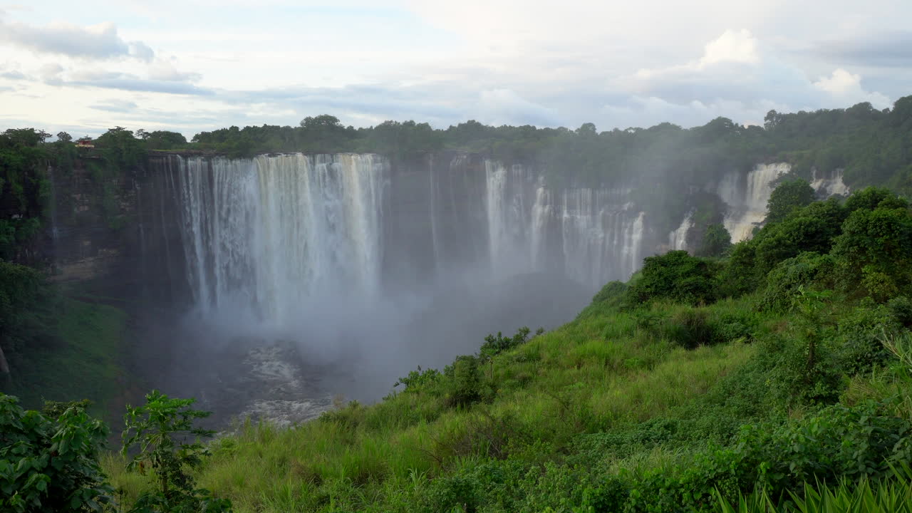 la famosa cascada de kalandula en angola, áfrica