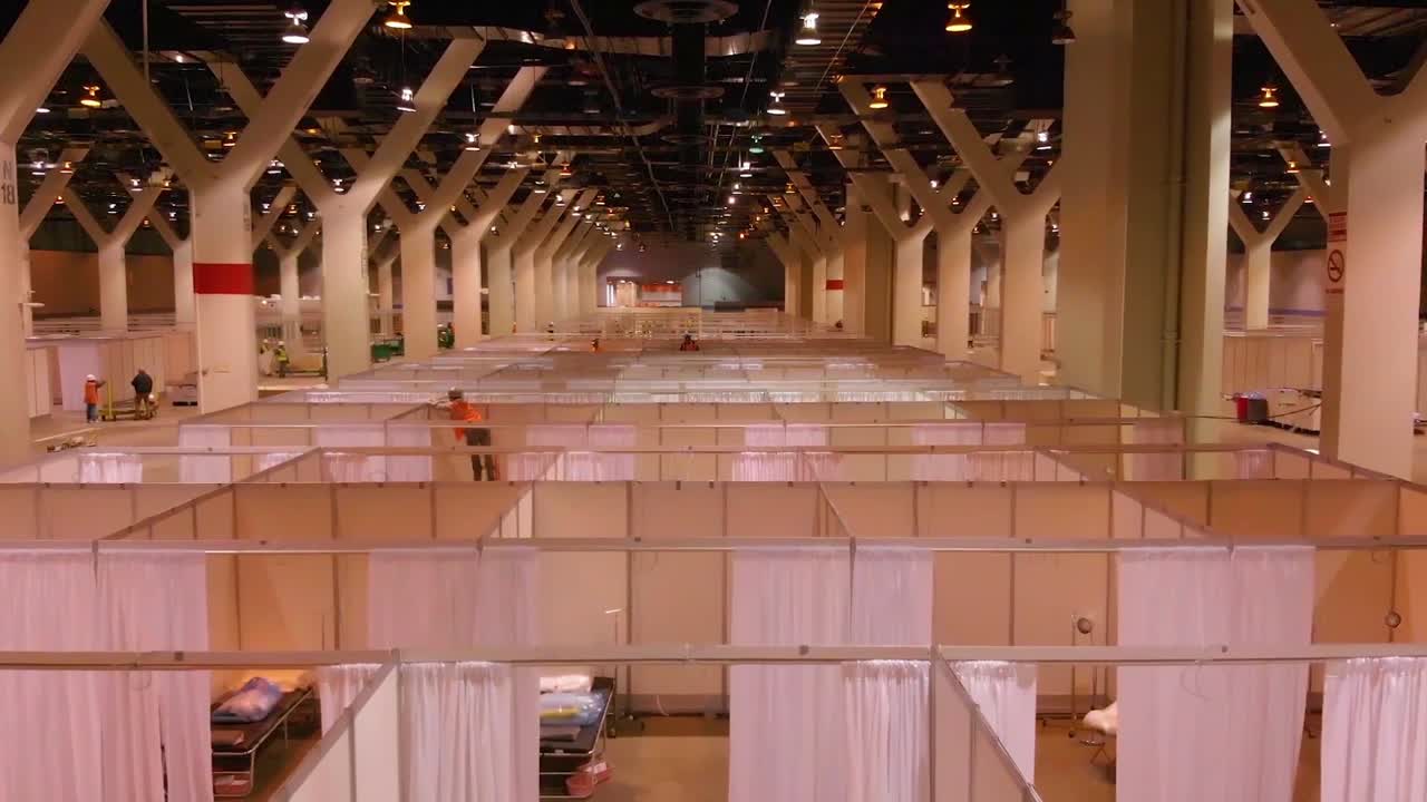 코로나 바이러스 covid19 비상 발생 전염병 동안 시카고의 맥코믹 컨벤션 센터에 건설된 응급 병원의 우수한 실내 항공 사진