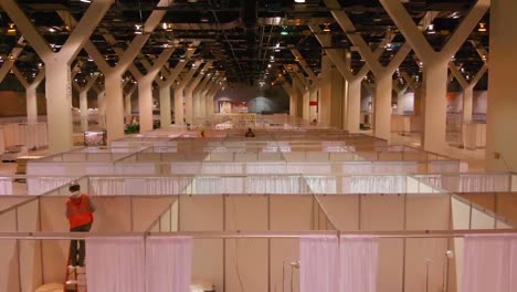 芝加哥麥考米克會議中心 (mccormick convention center) 緊急醫院內部的空中拍攝,