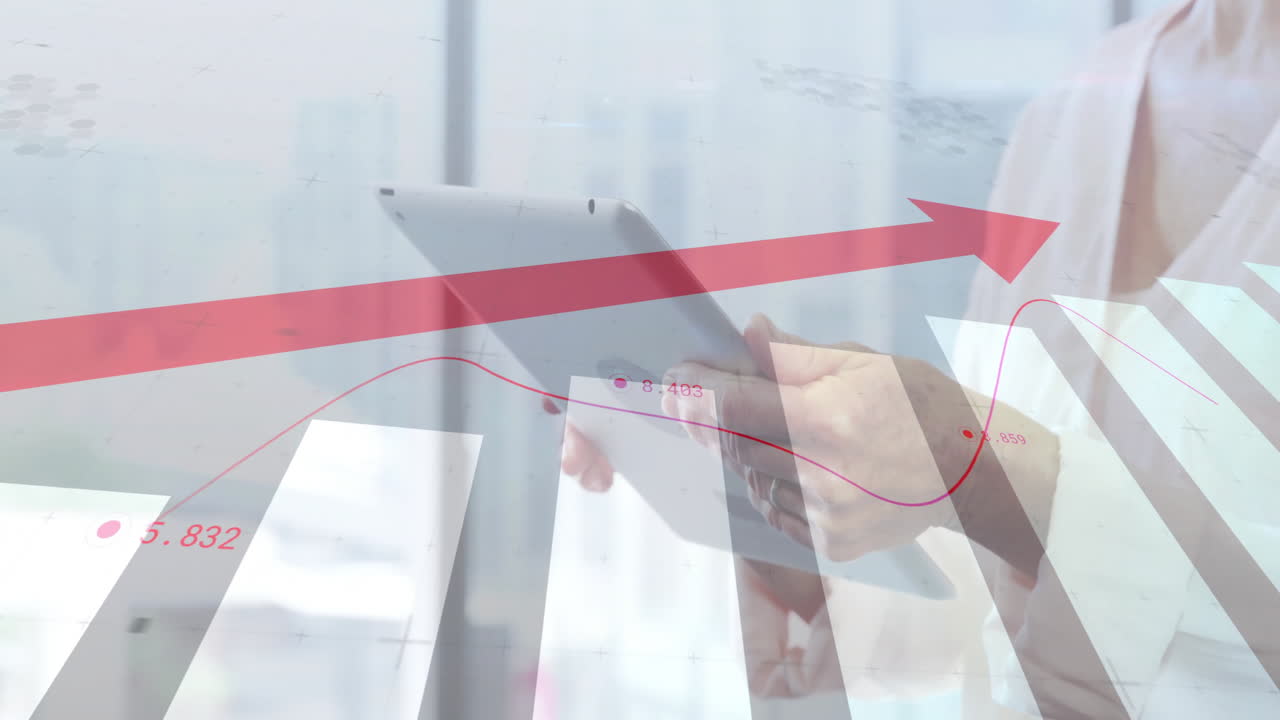 태블릿을 사용하는 백인 사업가 여성에 대한 금융 데이터 처리 애니메이션