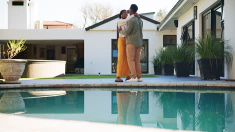 una pareja disfrutando de un momento juntos junto a la piscina.