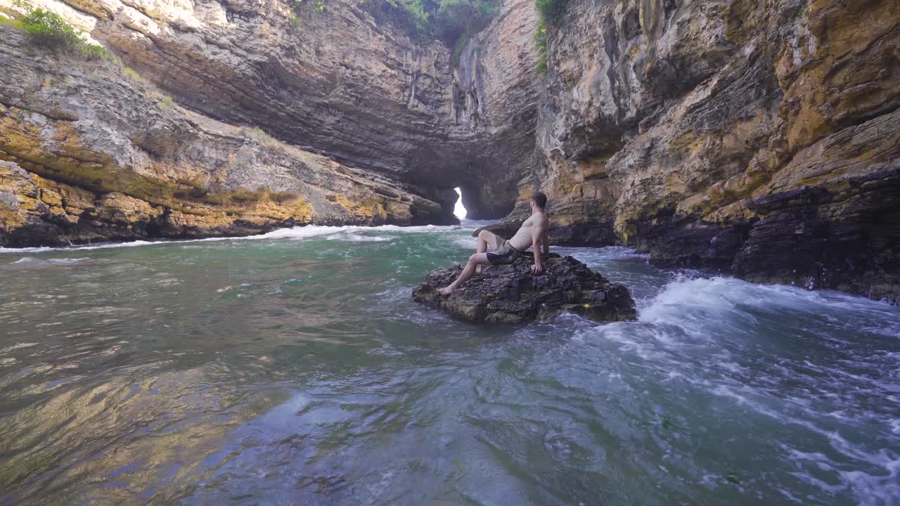 joven en una cueva marina ondulada.