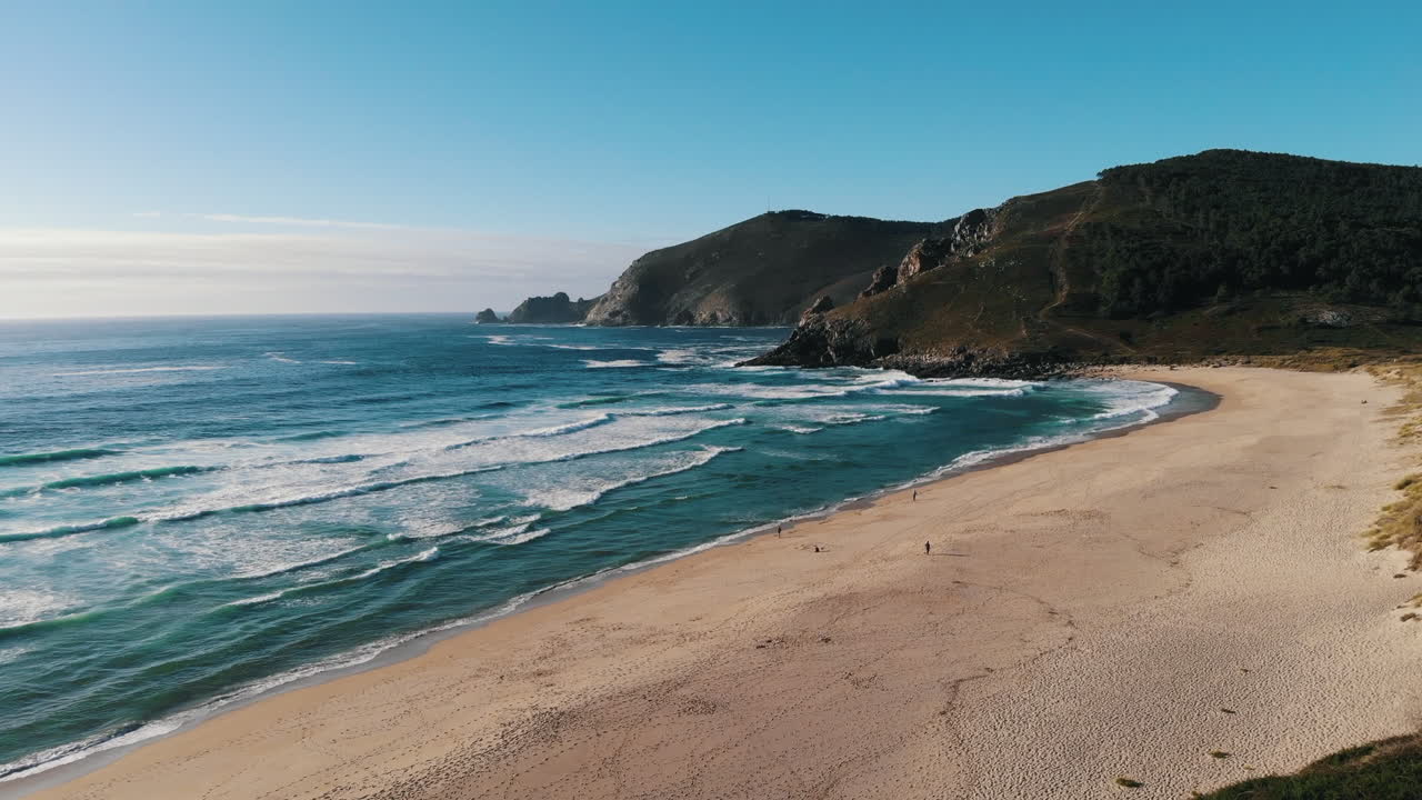 IMMAGINI INCREDIBILI SULLA SPIAGGIA DELLA GALIZIA.