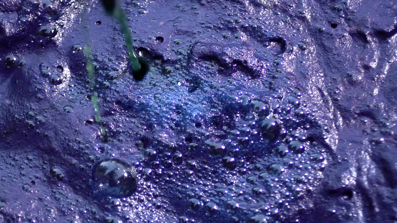 textiles orgánicos tradicionales teñidos con polvo más loco, proceso tradicional en la cultura pakistaní e india