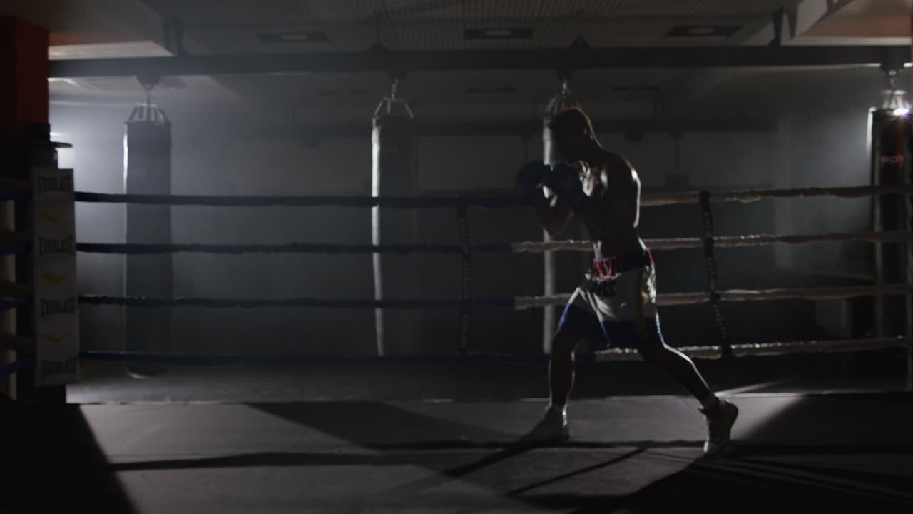 entrenamiento de boxeador en un ring de boxeo
