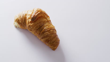 video de un primer plano de un croissant con espacio de copia en un fondo blanco