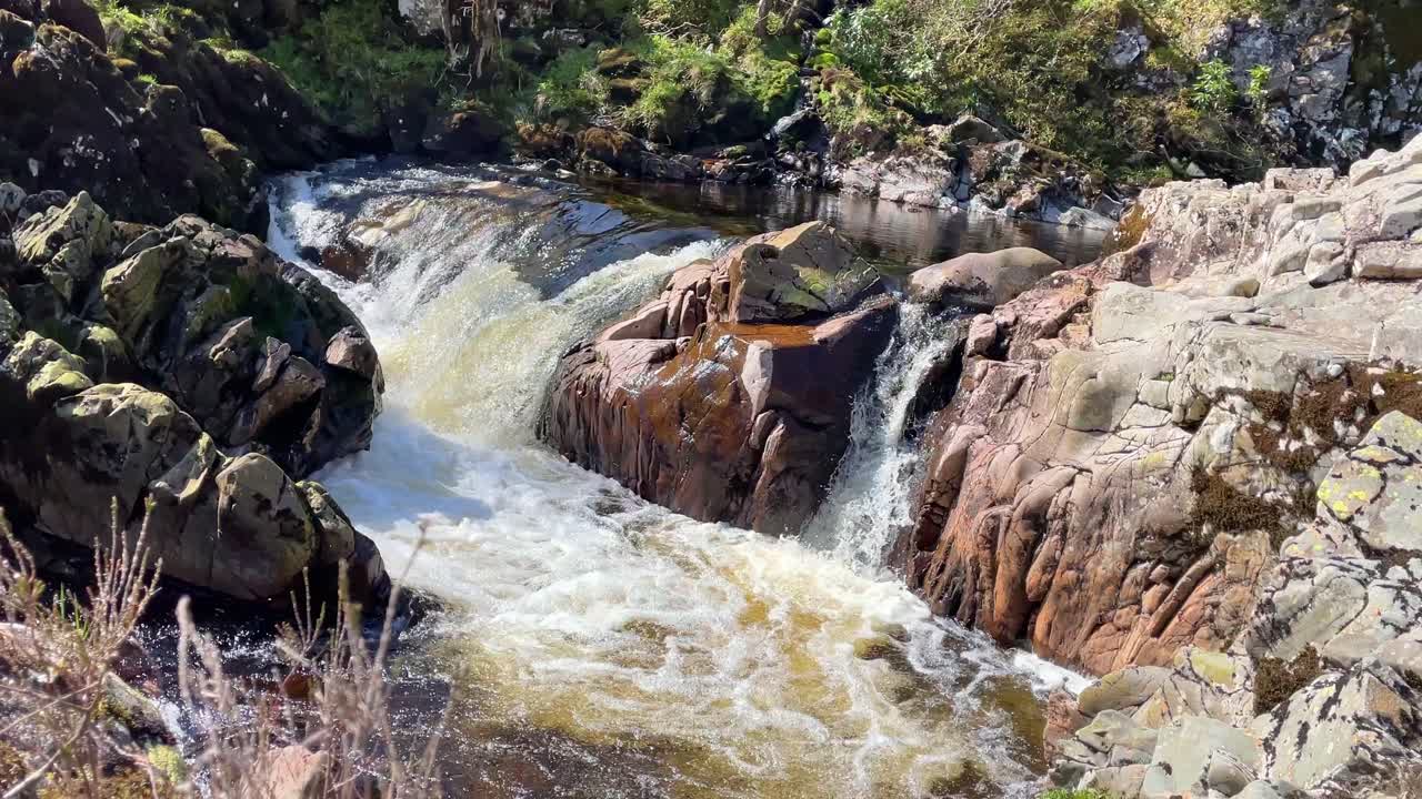 toma estática de una pequeña cascada en escocia