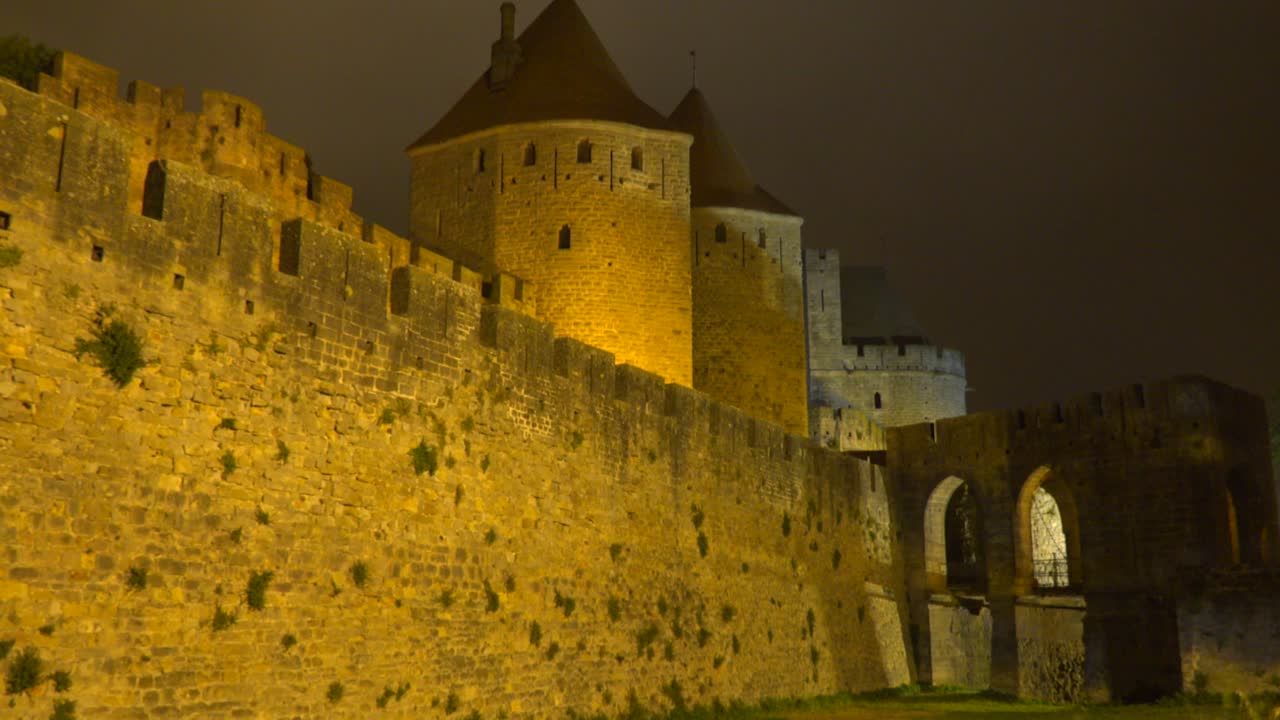 las murallas y murallas del hermoso fuerte de carcassone en el sur de francia por la noche