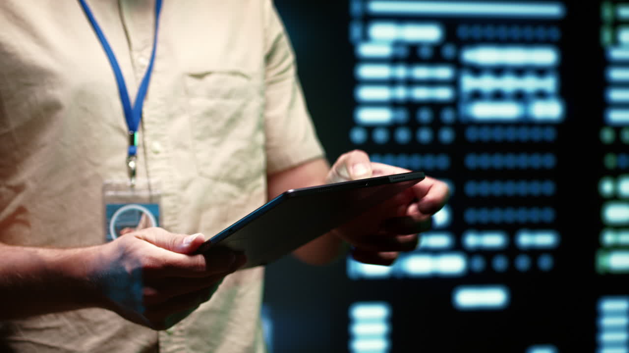 el especialista camina a través de las filas de servidores.