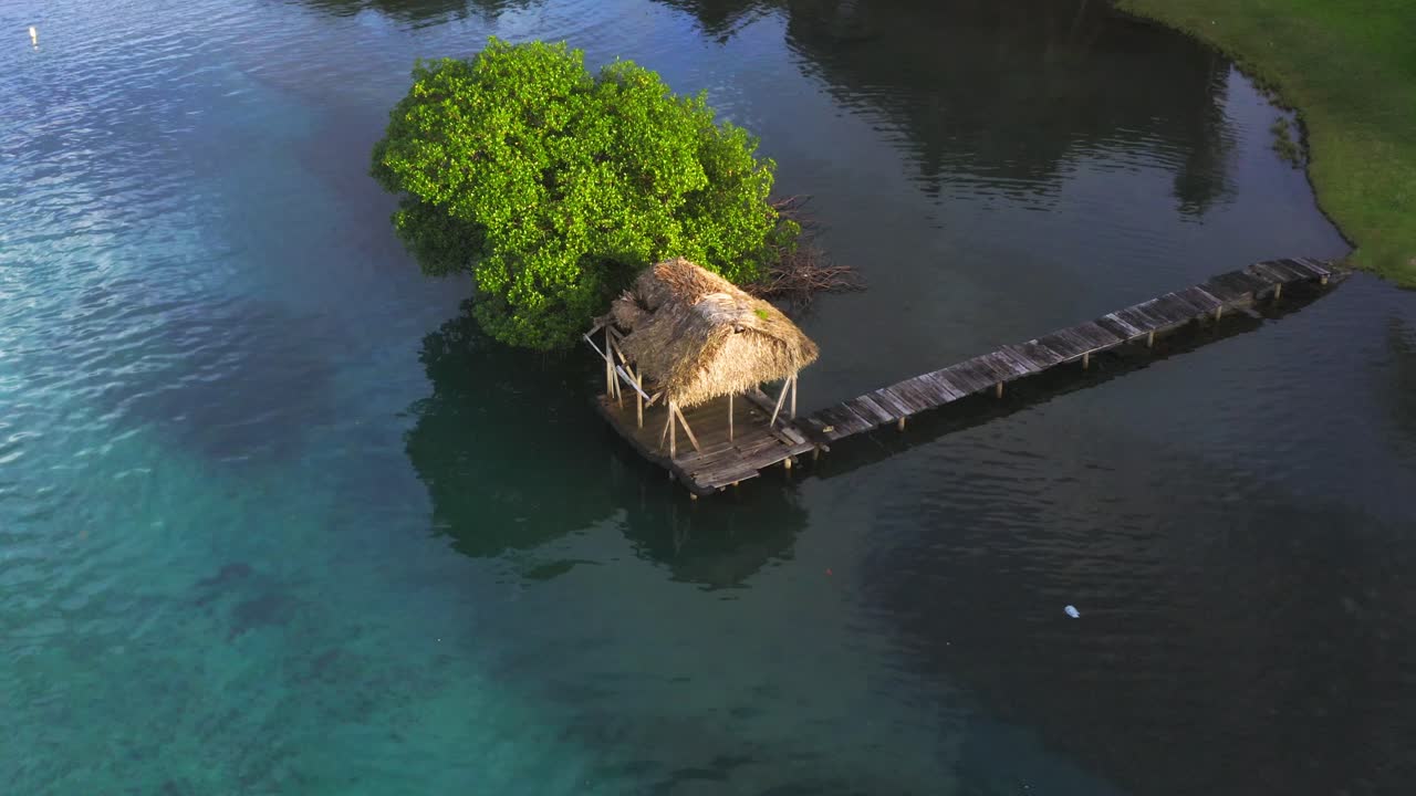 simple paraíso cabaña de madera con techo de paja de bambú - embarcadero en la costa tropical de panamá resort
