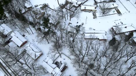 Vista-De-Drones-De-Techos-Cubiertos-De-Nieve-En-El-área-De-Muskegon