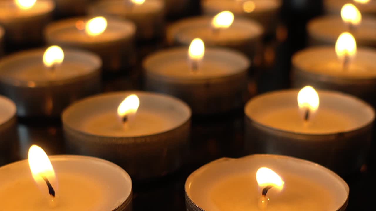 Candele su sfondo nero