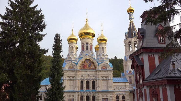 Des dômes en oignon de cathédrale orthodoxe russe se dressent dans la ville de Karlovy Vary, République tchèque 1.