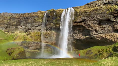 toma de establecimiento de la hermosa cascada seljalandsfoss en el sur de islandia