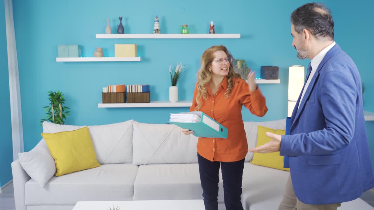 남편과 아내가 일에서 집으로 돌아와서 다투고 있습니다.