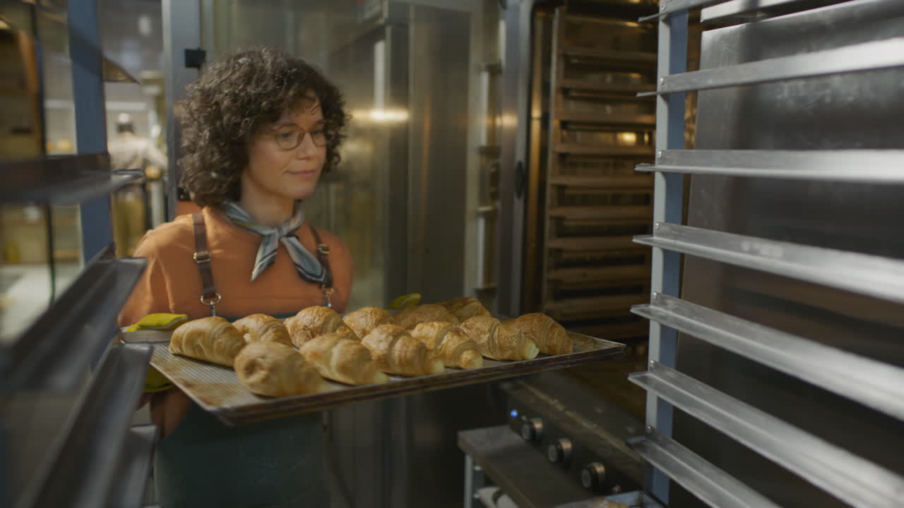 Pekař připravující croissanty v profesionální kuchyni