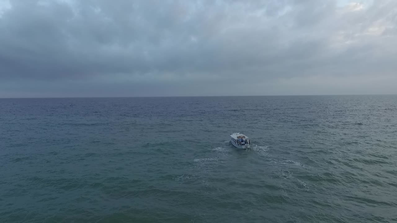 신혼 부부와 함께 바다에서 항해하는 요트의 조감도