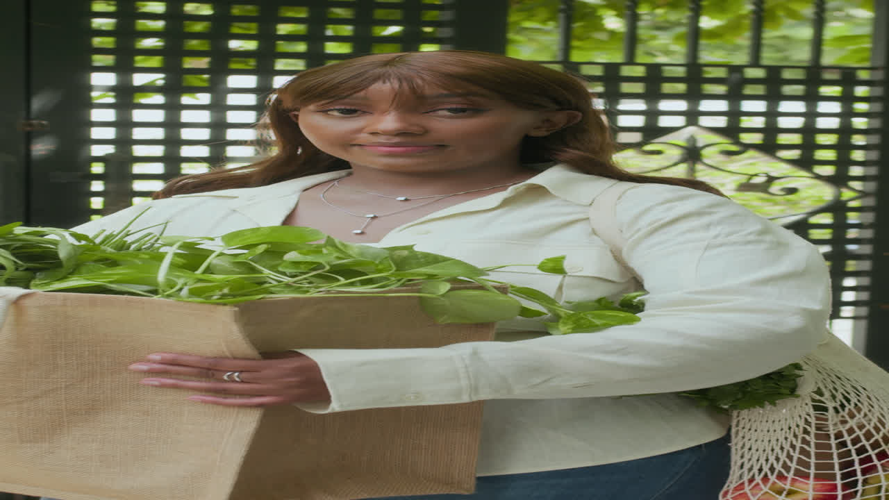 Ritratto di ragazza con borsa ecologica e piante all'aperto