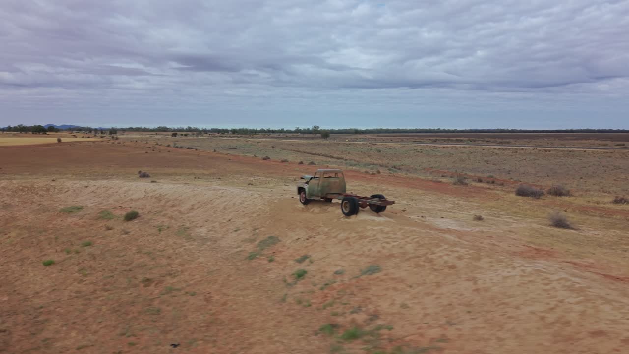 4K-droneoptagelse i filmisk kvalitet af en forladt lastbil i den australske bush (2)