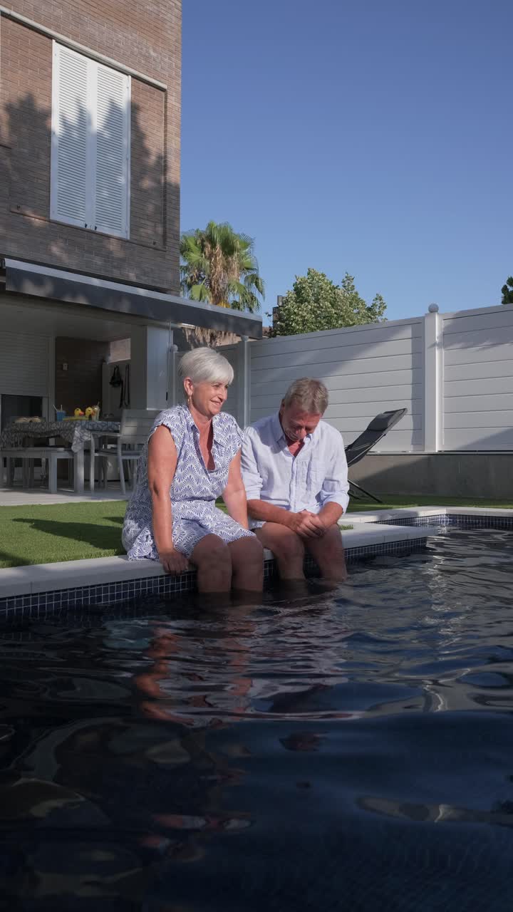 Coppia senior rilassante in piscina