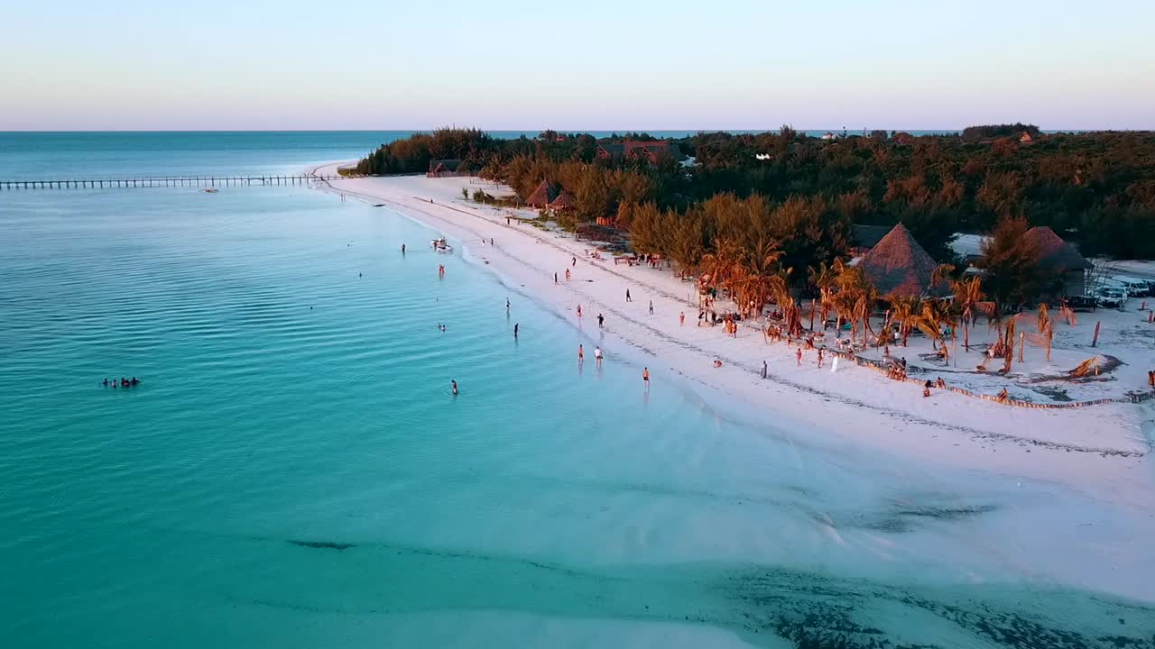fantástico levantarse lentamente volar hacia atrás drone disparado desde una fiesta en el bar de la playa